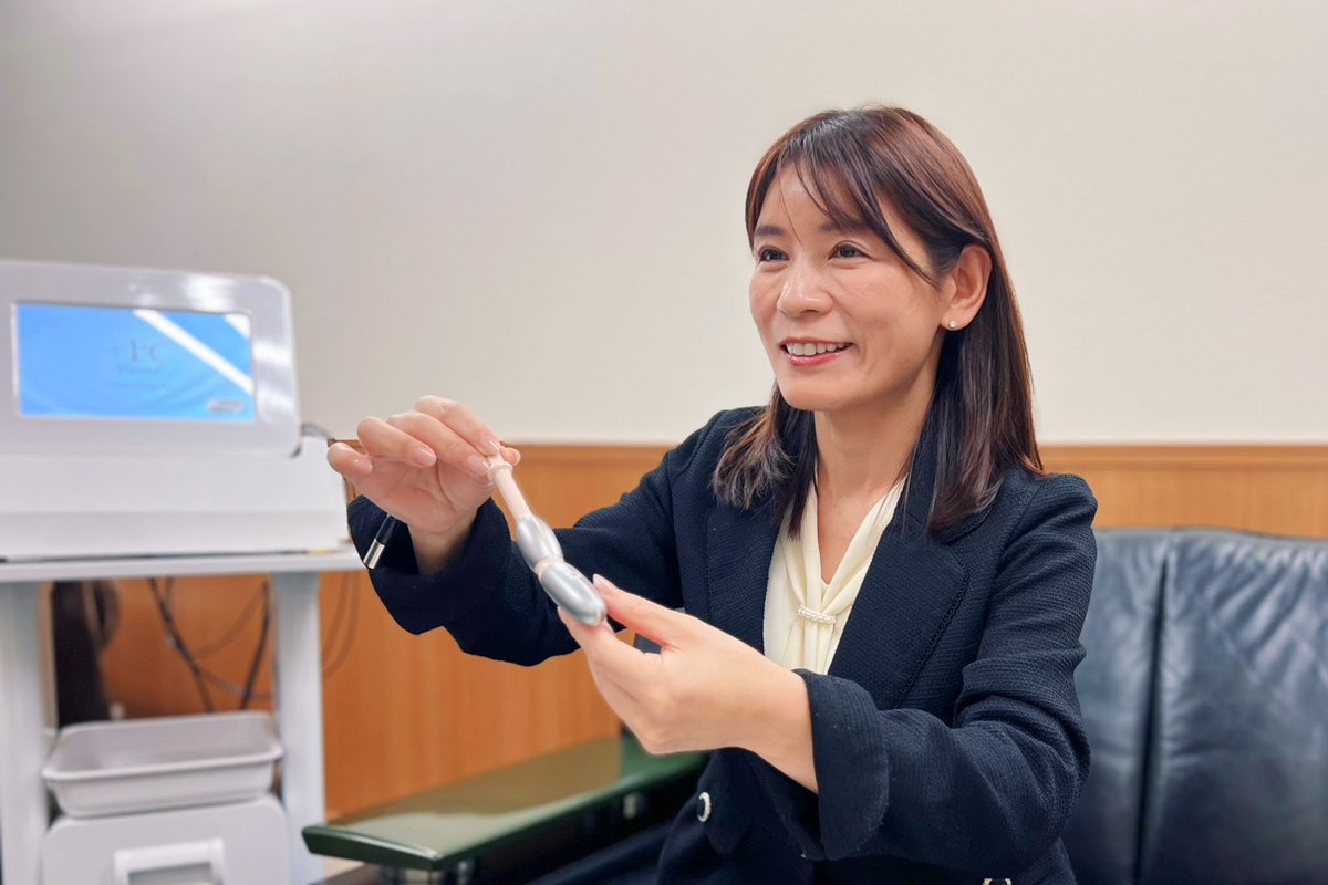 機器のハンドピースを手に説明する株式会社ミヤコケミカル 代表取締役 阿部あい子氏