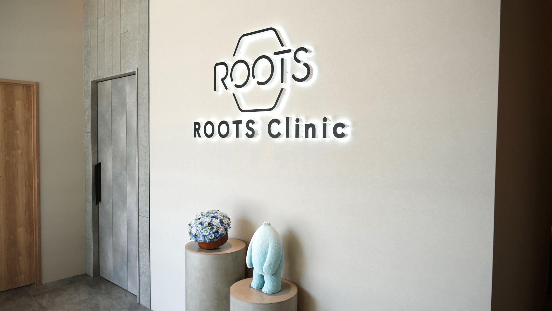 ROOTS Clinic のサイン／院内