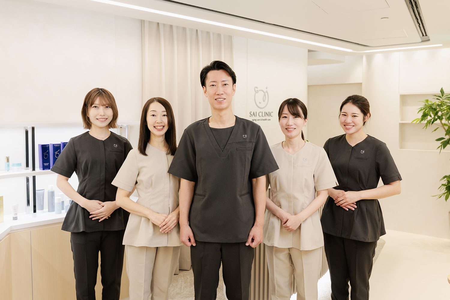 SAI CLINIC の崔院長とスタッフ