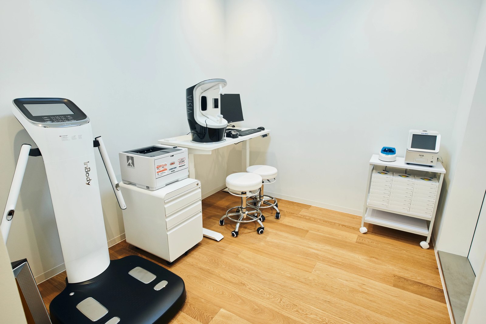 解析のための設備が並ぶNU CLINICの一室