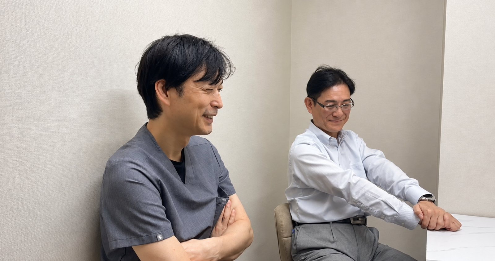 取材に応じる佐藤光院長と若狹正樹さん